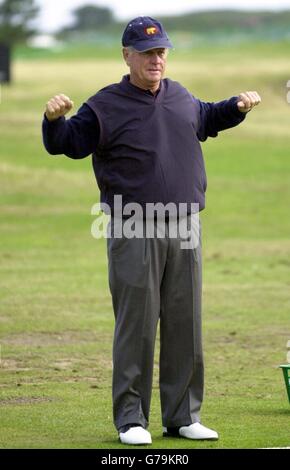 Le golfeur américain Jack Nicklaus se réchauffe sur l'aire d'échauffement avant son premier tour au championnat Senior British Open Championship à Turnberry. *...Nicklaus et son homologue américain Tom Watson revivront 1977 s célèbre Duel dans le Soleil environ 26 ans après avoir produit l'une des plus belles finales jamais vues lors d'un Open Championship. À cette occasion, Nicklaus a fermé avec des 66s successifs - et perdu par un accident vasculaire cérébral à Watson, qui a cardé 66, 65. Banque D'Images