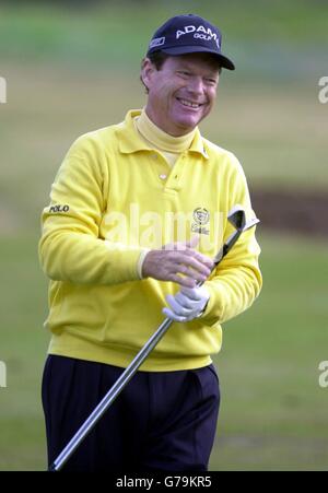 Tom Watson, golfeur américain, se réchauffe sur l'aire d'échauffement avant sa première manche au championnat Senior British Open à Turnberry. *..Watson et son homologue américain Jack Nicklaus revivront 1977 s célèbre 'duel in the Sun' environ 26 ans après avoir produit l'une des plus belles finales jamais vues à un championnat ouvert. À cette occasion, Nicklaus a fermé avec des 66s successifs - et perdu par un accident vasculaire cérébral à Watson, qui a cardé 66, 65. Voir PA Story GOLF Seniors. Photo PA : Andrew Milligan. Banque D'Images