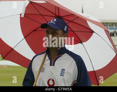 Le capitaine d'Angleterre Nasser Hussain donne le sourire après une inspection du terrain avec les arbitres, car la deuxième journée de jeu dans le match d'essai avec l'Afrique du Sud est abandonnée en raison de la pluie à Edgbaston, Birmingham. Banque D'Images