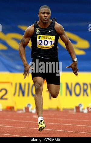 Mark Lewis-Francis en compétition dans sa chaleur du 100m aux essais mondiaux de Norwich Union et aux championnats AAA au stade Alexander, Birmingham. Banque D'Images