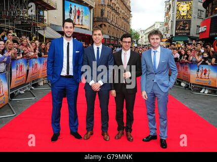 (De gauche à droite) Blake Harrison, Joe Thomas, Simon Bird et James Buckley assistent à la première du nouveau film The Inbetweeners 2 au vue Cinema à Londres. Banque D'Images