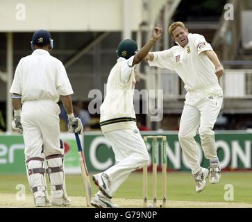 Shaun Pollock, en Afrique du Sud, célèbre après qu'il ait piégé le capitaine d'Angleterre Nasser Hussain LBW pour 1, lors de la partie de la journée de l'épreuve de npower à Edgbaston, Birmingham. Banque D'Images