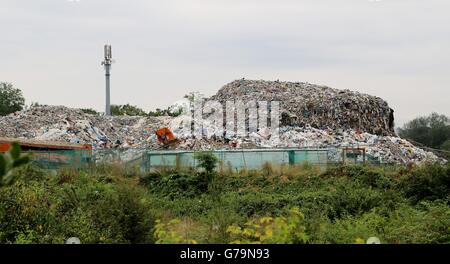 La montagne de déchets qui est au fond d'un cul-de-sac résidentiel, Cornwall Drive, à St Paul's Cray, Orpington, Kent, depuis environ trois ans. Banque D'Images