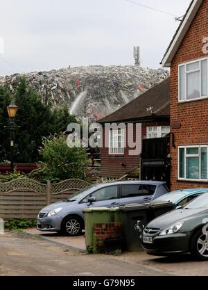 La montagne de déchets qui est au fond d'un cul-de-sac résidentiel, Cornwall Drive, à St Paul's Cray, Orpington, Kent, depuis environ trois ans. Banque D'Images