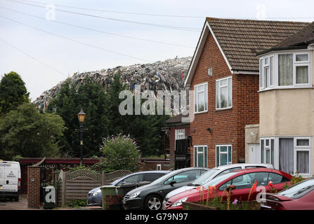 La montagne de déchets qui est au fond d'un cul-de-sac résidentiel, Cornwall Drive, à St Paul's Cray, Orpington, Kent, depuis environ trois ans. Banque D'Images