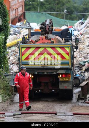 Des experts en matière de déstockage des déchets travaillent à nettoyer une montagne de déchets dans la promenade Cornwall, à St Paul's Cray, Orpington, dans le Kent, qui est au fond du cul-de-sac résidentiel, depuis environ trois ans. Banque D'Images