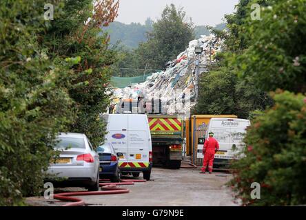 Des experts en matière de déstockage des déchets travaillent à nettoyer une montagne de déchets dans la promenade Cornwall, à St Paul's Cray, Orpington, dans le Kent, qui est au fond du cul-de-sac résidentiel, depuis environ trois ans. Banque D'Images