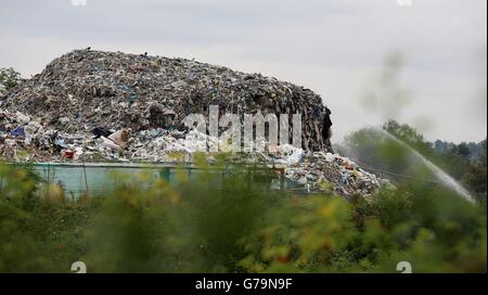 La montagne de déchets qui est au fond d'un cul-de-sac résidentiel, Cornwall Drive, à St Paul's Cray, Orpington, Kent, depuis environ trois ans. Banque D'Images