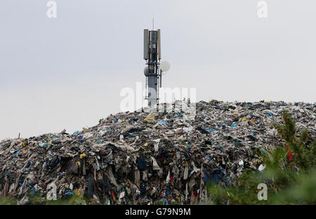 La montagne de déchets qui est au fond d'un cul-de-sac résidentiel, Cornwall Drive, à St Paul's Cray, Orpington, Kent, depuis environ trois ans. Banque D'Images