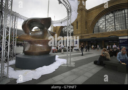 Une sculpture en bronze de trois mètres de haut appelée « grande pièce de broche » par Henry Moore est dévoilée sur la place de la Croix du roi, à l'extérieur de la gare de la Croix du roi à Londres. Banque D'Images