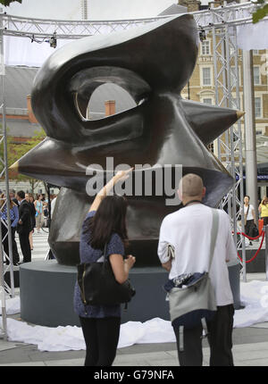 Une sculpture en bronze de trois mètres de haut appelée « grande pièce de broche » par Henry Moore est dévoilée sur la place de la Croix du roi, à l'extérieur de la gare de la Croix du roi à Londres. Banque D'Images