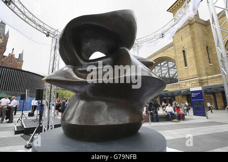 Une sculpture en bronze de trois mètres de haut appelée « grande pièce de broche » par Henry Moore est dévoilée sur la place de la Croix du roi, à l'extérieur de la gare de la Croix du roi à Londres. Banque D'Images