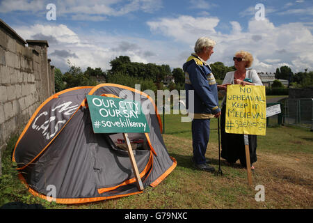 Les manifestants Elaine Bradshaw (à gauche) et Margaret O'Brian s'opposent à un projet visant à construire un pont au centre de la ville médiévale de Kilkenny, homme d'une ligne de piquetage. Banque D'Images