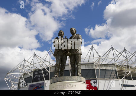 Football - Championnat Sky Bet - Derby County v Rotherham United - Stade iPro.La statue de Brian Clough et Peter Taylor devant le stade iPro Banque D'Images