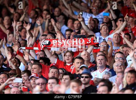 Les fans de la forêt de Nottingham dans les stands montrent leur soutien pour le Manager Stuart Pearce lors du match du championnat Sky Bet au City Ground, Nottingham. Banque D'Images