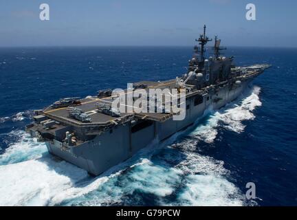 Le navire d'assaut amphibie de la Marine américaine USS America mène des opérations de vol pendant qu'ils sont en cours d'exercice Rim of the Pacific, le 22 juin 2016 dans l'océan Pacifique. Vingt-six nations, plus de 40 navires et sous-marins, plus de 200 avions et 25 000 personnes participent à l'exercice RIMPAC. Banque D'Images