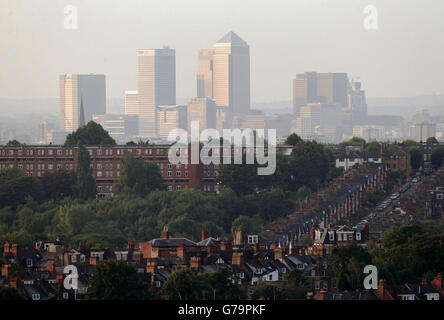 Vue sur Canary Wharf au lever du soleil depuis Alexandra Palace, au nord de Londres. Banque D'Images