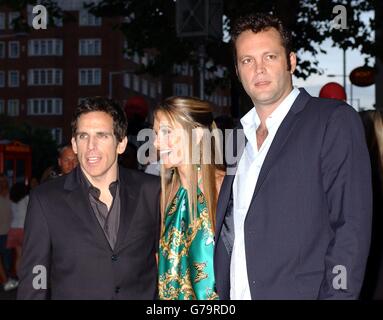 Les acteurs Ben Stiller, sa femme Christine Taylor et Vince Vaughn arrivent pour la première britannique de leur dernier film Dodgeball à l'Odeon Kensington à l'ouest de Londres Banque D'Images