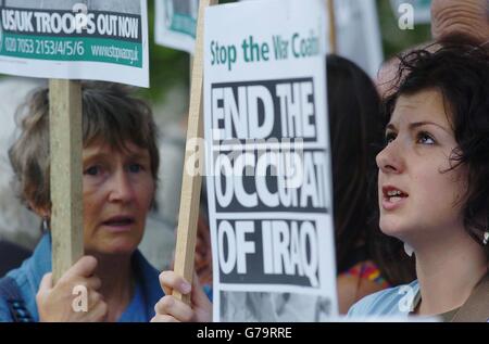 Manifestants devant Downing Street Banque D'Images