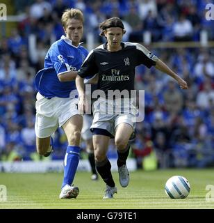 Alex Smertin de Chelsea (à droite) est chassé par Jesper Gronkjaer de Birmingham City lors de leur match de First ership de FA Barclays au stade St Andrews, Birmingham, le samedi 21 août 2004. Banque D'Images