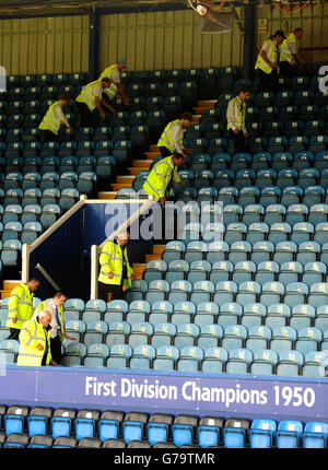 Les stewards vérifient les rangées de sièges avant la Sky Bet League Deux matchs à Fratton Park Banque D'Images