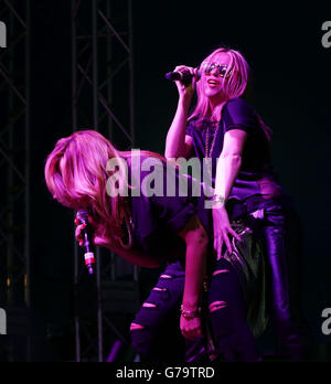 Melanie Blatt (à gauche) et Nicole Appleton de tous les Saints qui se sont produits sur la scène de l'arène pendant le premier jour du V Festival, à Hylands Park à Chelmsford, Essex. Banque D'Images