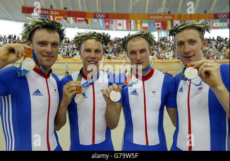 L'équipe de cyclisme sur piste de la Grande-Bretagne Pursuit (à partir de la gauche) Rob Hayles, Paul Manning, Steve Cummings et Bradley Wiggins célèbrent après avoir remporté les médailles d'argent lors de la finale de la course de l'équipe masculine contre l'Australie au vélodrome olympique lors des Jeux Olympiques d'Athènes, en Grèce. Banque D'Images