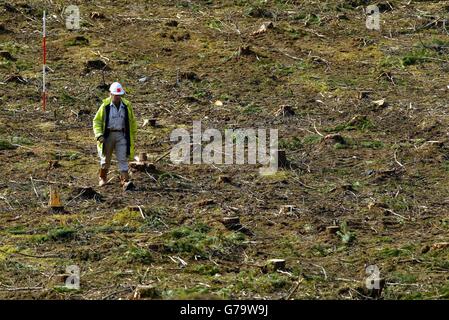 Une partie de l'équipe judiciaire de la police traverse une zone autrefois boisée où le sol est déplacé avant l'excavation à la carrière de Dalmagarry. Des experts en médecine légale font des recherches dans la carrière désuétude dans l'espoir de résoudre la disparition de Renee MacRae, 36 ans, et de son fils Andrew, âgé de trois ans, qui a disparu le vendredi 12 novembre 1976. La voiture BMW Blur de Renee a été trouvée brûlée près de la carrière sur l'ancienne route A9 Inverness, Inverness, en Écosse. Banque D'Images