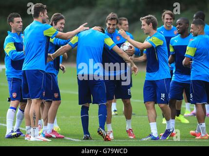 Mathieu Flamini (au centre) d'Arsenal plaisante avec des coéquipiers dont Aaron Ramsey lors d'une séance d'entraînement à London Colney, Hertfordshire. Banque D'Images