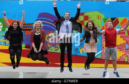 (De gauche) Nicole Nugent, Casey Nugent, Alan Mongey, elle O'Reilly et Robert McCann à l'inauguration de Marlborough Street Mural, un projet d'arts communautaires s'étendant sur plus de 50 mètres au coin de Marlborough Street et Marlborough place parrainé par Irish Life et Luas Cross City. Banque D'Images