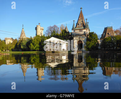 Château de Laxenburg Schlosspark parc Franzensburg, ferry au lac, Laxenburg, Autriche, Niederösterreich, Autriche, Wienerwal Banque D'Images