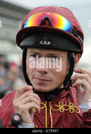 Jockey Jamie Spencer dans le défilé anneau pendant le deuxième jour du 2014 Bienvenue au Yorkshire Ebor Festival à York Racecourse, York. Banque D'Images