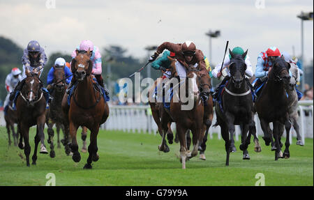 Une petite pression, criblée par Pat Smullen (deuxième à gauche, silks roses) bat Top Notch Tonto (centre, silks bruns) pour gagner les enjeux de la logistique Clipper pendant la deuxième journée du 2014 Bienvenue au Yorkshire Ebor Festival à York Racecourse, York. Banque D'Images