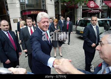 L'ancien président américain Bill Clinton arrive à l'hôtel Europa de Belfast. Le président Clinton a rencontré Paul Murphy, le secrétaire d'État pour l'Irlande du Nord, David Trimble, le chef unioniste d'Ulster, le président de Sinn Fein, Gerry Adams, le chef de la SDLP, Mark Durkan, et une délégation du Parti unioniste démocratique, Dirigé par le chef adjoint Peter Robinson dans une tentative de les exhorter à soutenir la décentralisation en Irlande du Nord. Banque D'Images