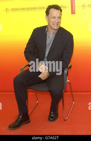 L'acteur Tom Hanks parle à la presse lors d'un photocall au Lido de Venise pour promouvoir son nouveau terminal de film lors du 61e Festival international du film de Venise. Banque D'Images