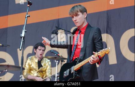 Alex Kapranos, chanteur du groupe écossais Franz Ferdinand, se présentant sur scène, pendant la deuxième journée du week-end de Carling: Reading Festival. Banque D'Images