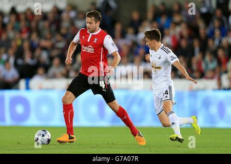 Kari Arnason, de Rotherham United, est défié par Tom Carroll de Swansea City lors du deuxième tour de la coupe de la capitale au Liberty Stadium, à Swansea. Banque D'Images