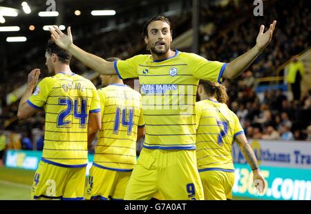 Atdhe Nuhiu, de Sheffield Wednesday, célèbre le premier but de son équipe contre Burnley, lors du match de la deuxième manche de la coupe Capital One au Turf Moor, Burnley. Banque D'Images