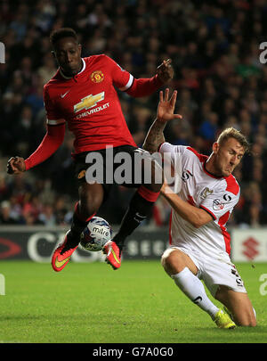 Danny Welbeck de Manchester United lutte pour le ballon avec Antony Kay de Milton Keynes lors du match de deuxième tour de la coupe Capital One au stade Stadium:mk, Milton Keynes. Banque D'Images