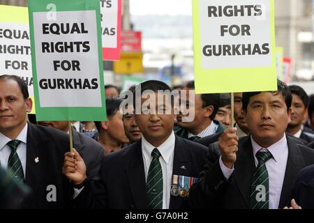 Un groupe de 400 soldats Gurkha à la retraite va demander à devenir citoyens du Royaume-Uni pour protester.Les hommes nés au Népal, qui ont tous servi dans le régiment d'élite pendant 15 à 30 ans, croient que le Home Office prend trop de temps pour décider s'ils sont autorisés à s'installer en Grande-Bretagne.Certains attendent depuis plus de deux ans que les demandes soient traitées, et disent que l'absence de statut national les empêche d'obtenir certains emplois et de passer à leur vie. Banque D'Images