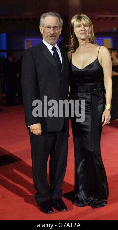 Le réalisateur Steven Spielberg et sa femme Kate Capshaw arrivent pour la première nuit d'ouverture du terminal au Mostra Internazionale d'Arte Cinematografica Lido à Venise, en Italie, lors du 61ème Festival annuel du film de Venise Banque D'Images