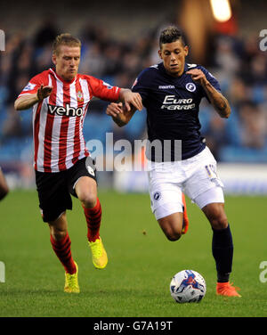 Football - Capital One Cup - second tour - Millwall v Southampton - The Den.Matthew Briggs de Millwall (à droite) et Steve Davis de Southampton Banque D'Images