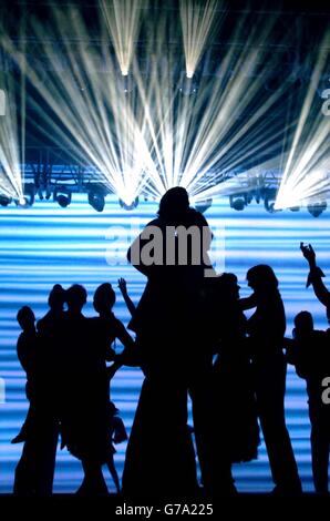 La troupe de Mamma Mia!, la comédie musicale à succès basée sur les chansons du groupe pop suédois Abba, a traversé l'une des routines de danse des spectacles en rehersal, sur le site de point Depot, à Dublin, en Irlande. Le spectacle est présenté en première à Dublin plus tard ce soir. Il y a actuellement 11 productions mondiales (8 résidents et 3 tournées). Banque D'Images