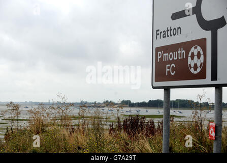 Un panneau à Portsmouth marque le chemin vers le parc de Fratton, stade du centre de football de Portsmouth Banque D'Images