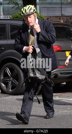 Le maire de Londres Boris Johnson arrive pour prononcer un discours et une session de questions-RÉPONSES à Bloomberg, Londres, où il a déclaré que « selon toute probabilité » il cherchera à se présenter au Parlement lors des élections générales de l'année prochaine. Banque D'Images