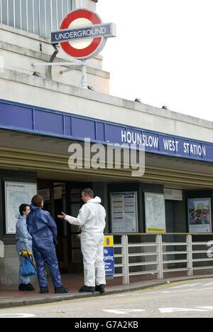 Scènes d'agents de la criminalité devant la station de métro Hounslow West près de l'aéroport de Heathrow, qui a été fermée en raison d'une poignarder fatale la nuit dernière. Banque D'Images