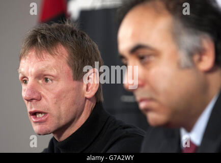 Football - Conférence de presse de Nottingham Forest - le terrain de ville.Stuart Pearce, directeur de la forêt de Nottingham, lors d'une conférence de presse aux côtés du propriétaire du club et du président Fawaz Al-Hawawi Banque D'Images