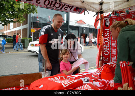 Football - pré saison amicale - Nottingham Forest v West Bromwich Albion - City Ground.Une famille de fans de la forêt de Nottingham font un achat dans un magasin de marchandises à l'extérieur de la ville avant le match Banque D'Images