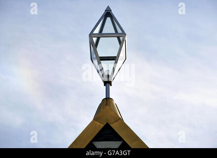 Une vue d'une lampe qui, vue d'un angle, forme une croix, en haut, une « maison pour Essex » un nouveau projet d'art par l'artiste Grayson Perry, en construction à Wrabness, Essex. Banque D'Images