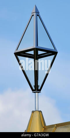 Une vue d'une lampe qui, vue d'un angle, forme une croix, en haut, une « maison pour Essex » un nouveau projet d'art par l'artiste Grayson Perry, en construction à Wrabness, Essex. Banque D'Images